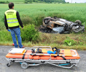 PRZEŻYŁ WYPADEK, WRÓCIŁ DO AUTA, SPŁONĄŁ ŻYWCEM