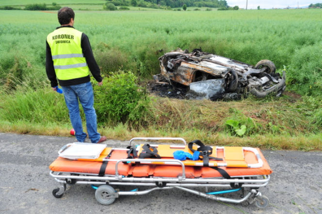 PRZEŻYŁ WYPADEK, WRÓCIŁ DO AUTA, SPŁONĄŁ ŻYWCEM