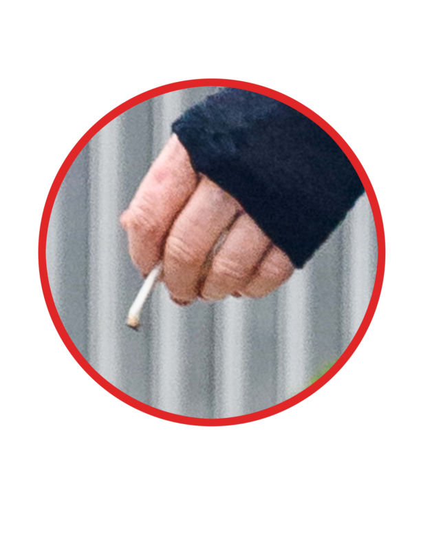 KORA PALI SKRĘTA Z RAMONĄ.