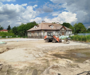 Zabytkowy dwór w Nowych Iganiach coraz piękniejszy. Zmienia się także jego otoczenie
