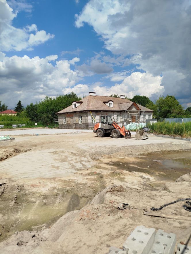 Zabytkowy dwór w Nowych Iganiach coraz piękniejszy. Zmienia się także jego otoczenie