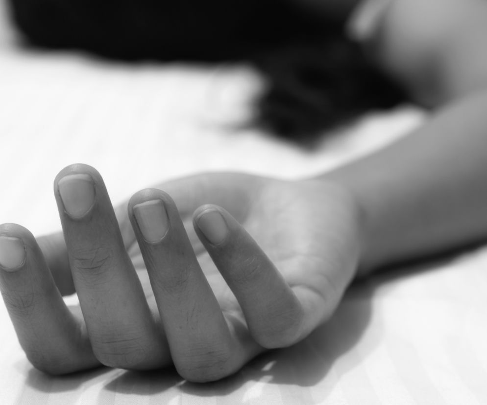Naga kobieta znaleziona pod blokiem zmarła w szpitalu. Znamy okoliczności tragedii we Wrocławiu 