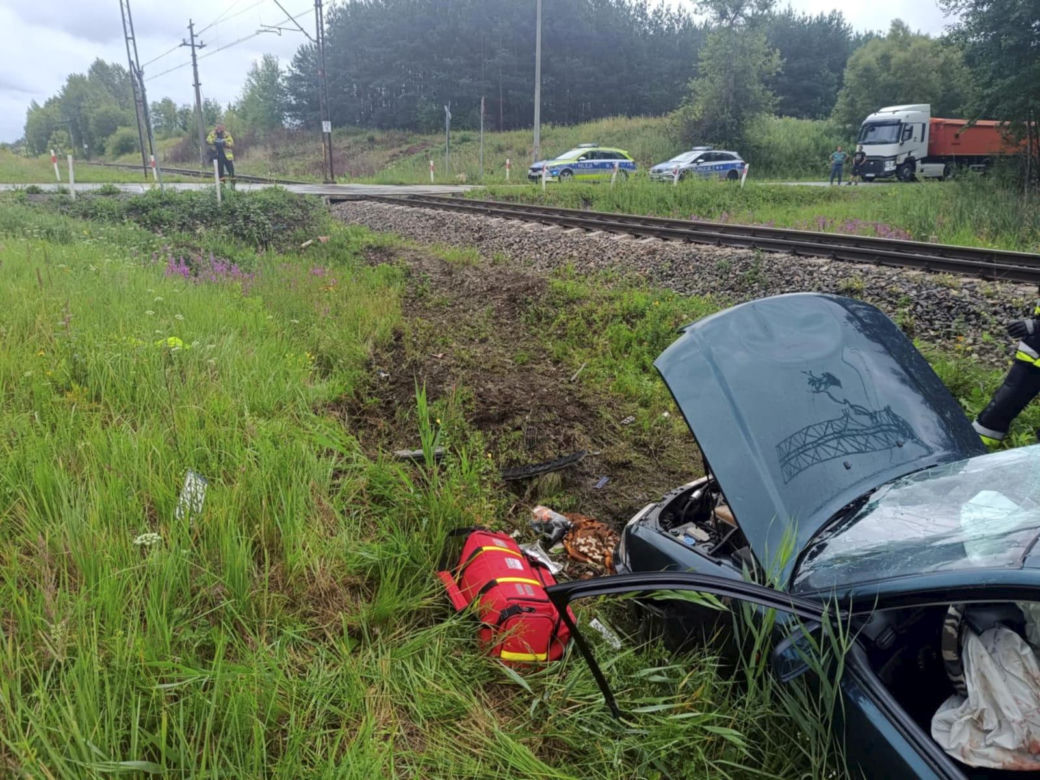 Osiek. Poważny wypadek na przejeździe kolejowym. 60-latek wjechał prosto pod pociąg [ZDJĘCIA].