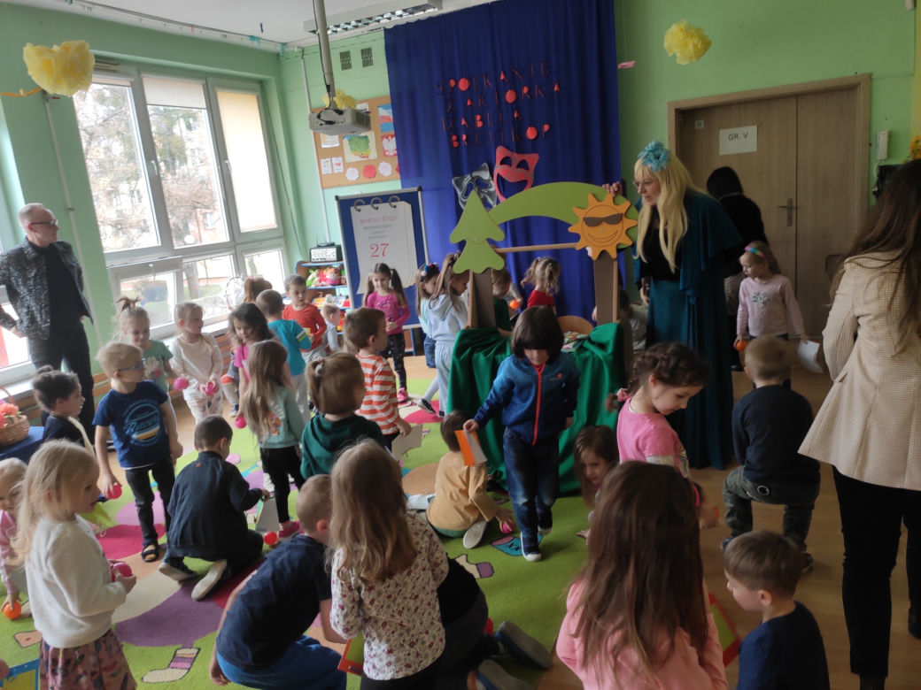 Dzień teatru z Eską, aktorami i radomskimi maluchami