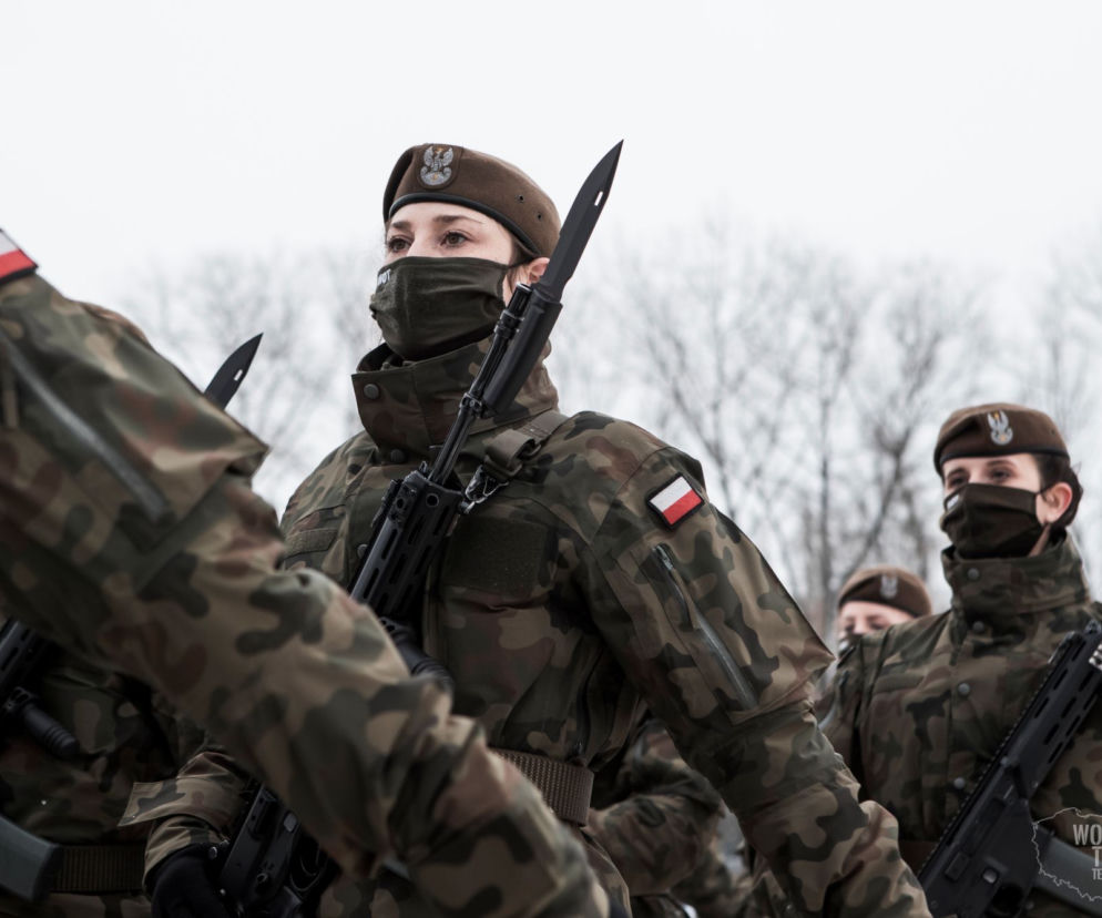 Blisko 300 ochotników wypowiedziało słowa roty przysięgi wojskowej i stało się żołnierzami Wojska Polskiego
