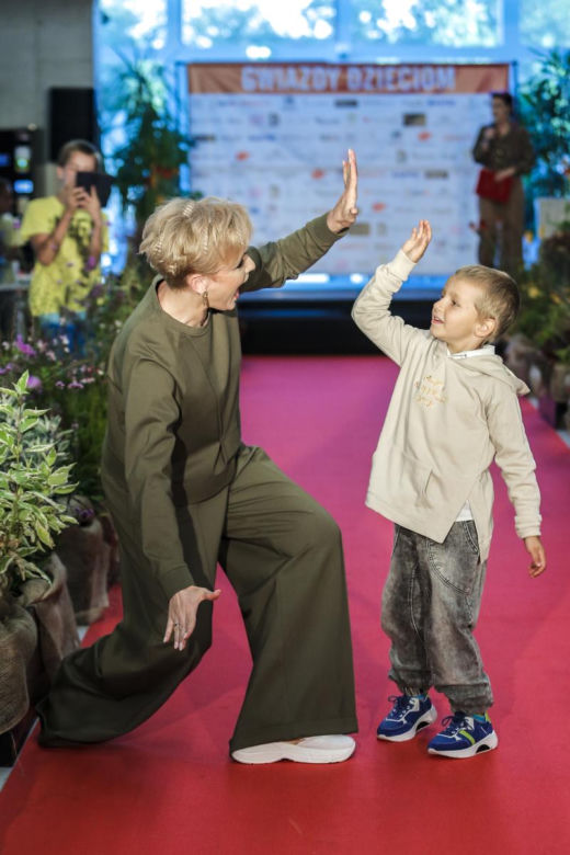 Aktorki, wokalistki i dziennikarki zadały szyku w pokazie mody "Gwiazdy Dzieciom"
