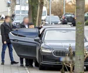 Prezes PiS robi pranie na mieście.