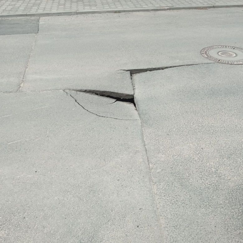 Poznań. Potężna dziura w drodze! Niebezpieczeństwo wisiało w powietrzu 