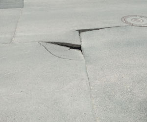 Poznań. Potężna dziura w drodze! Niebezpieczeństwo wisiało w powietrzu 