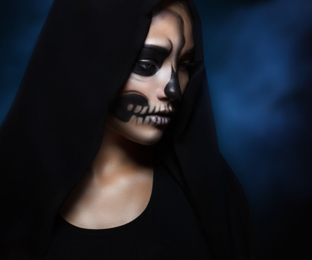 Makijaż na Halloween krok po kroku. Jak zrobić straszny makijaż?