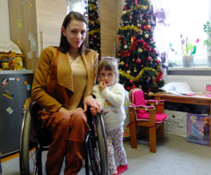 POKONAŁA TYLE PRZECIWNOŚCI LOSU, TERAZ CZUJE SIĘ BEZRADNA. NIEPEŁNOSPRAWNA WIOLETTA OLESZCZUK NIE MA CZYM WOZIĆ CÓRKI NA REHABILITACJĘ