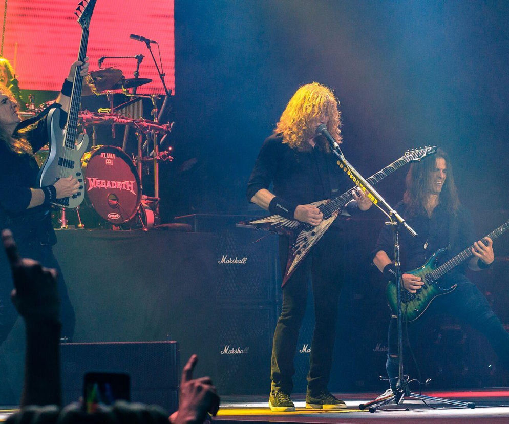 Muzycy Megadeth z Dave’em Mustaine’em grają koncert na scenie. O historii zespołu przeczytasz na EskaRock.