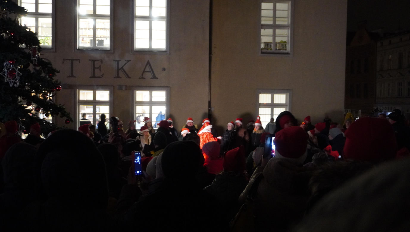 Święta w Olsztynie odpalone! Na Starym Mieście rozbłysła piękna choinka [ZDJĘCIA]