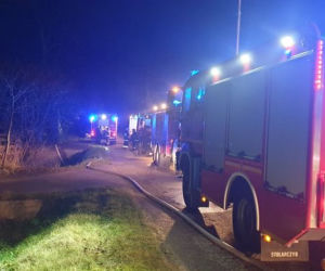 Głęboczek w Podlaskiem. Pożar domu jednorodzinnego. Akcję gaśniczą utrudniał silny wiatr [ZDJĘCIA]