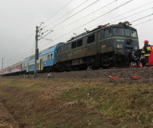 Pociąg uderzył w radiowóz na przejeździe kolejowym