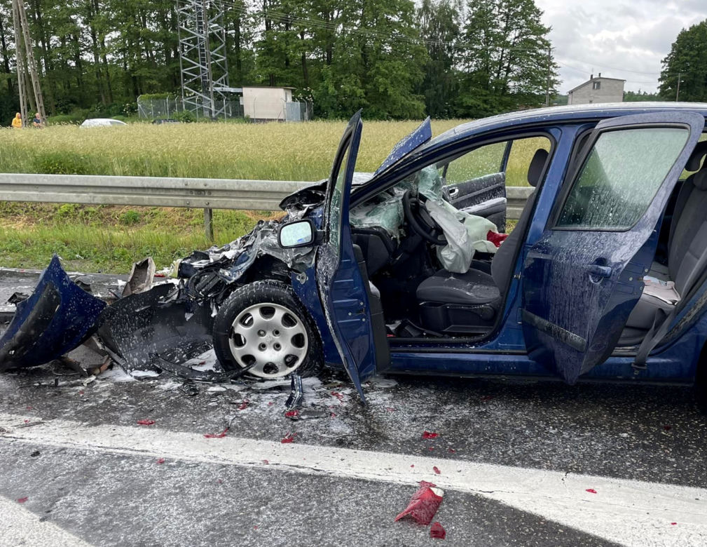 Koszmarny wypadek pod Pułtuskiem. 25-latkę zabrał śmigłowiec. jej peugeot huknął w tira [ZDJĘCIA]