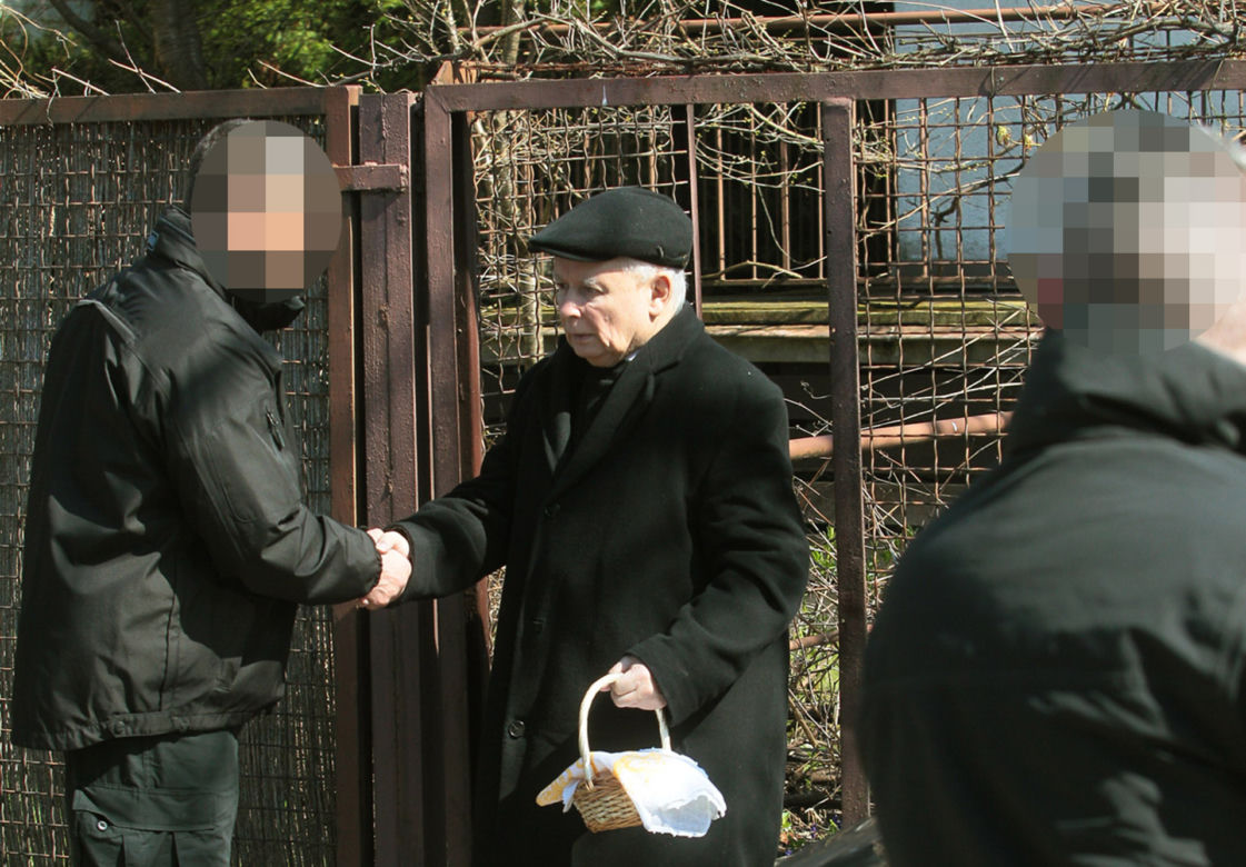 Jarosław Kaczyński ze skromnym koszyczkiem 