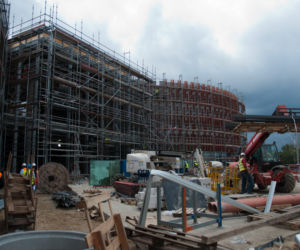 Jedno z wejsc do nowej części centrum handlowego