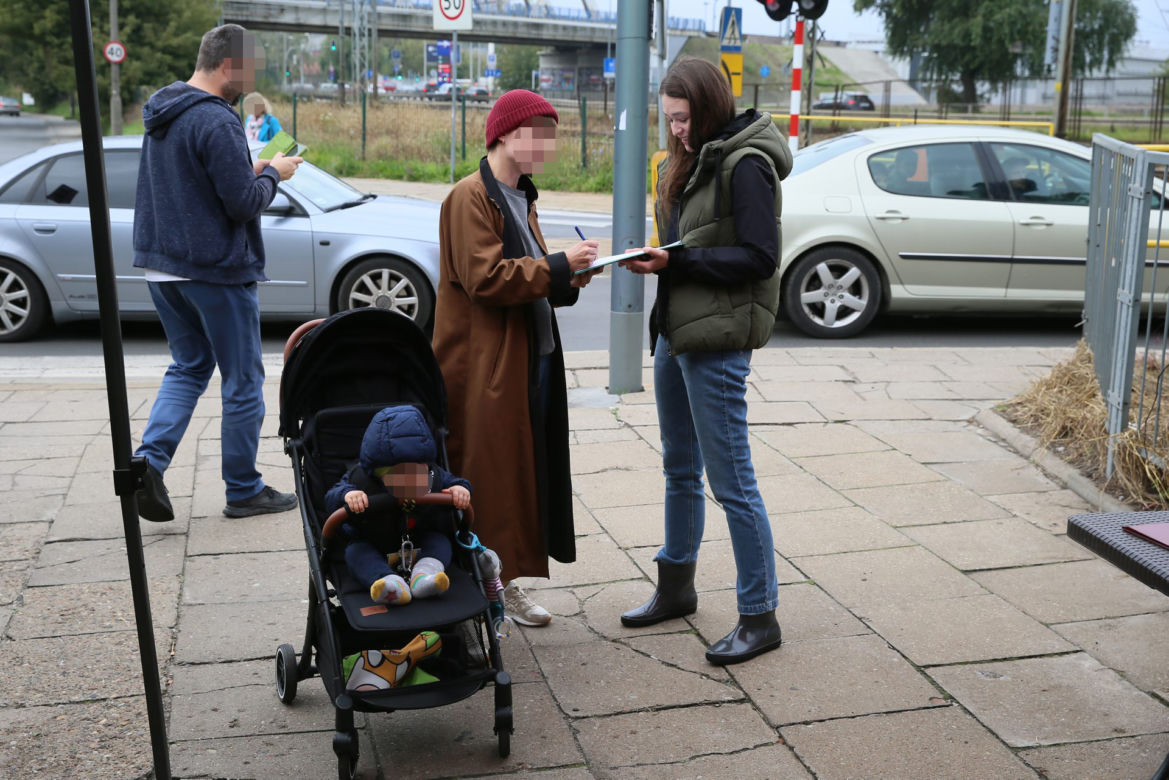 Na skrzyżowaniu ul. Radzymińskiej z ul. Naczelnikowską brakuje przejścia dla pieszych. Czy udręka mieszkańców kiedyś się skończy?