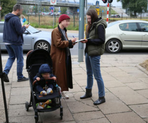 Na skrzyżowaniu ul. Radzymińskiej z ul. Naczelnikowską brakuje przejścia dla pieszych. Czy udręka mieszkańców kiedyś się skończy?