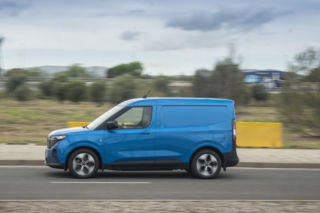 Ford Pro ulepsza E-Transita Couriera. Jedna firma zamówiła aż 500 pojazdów