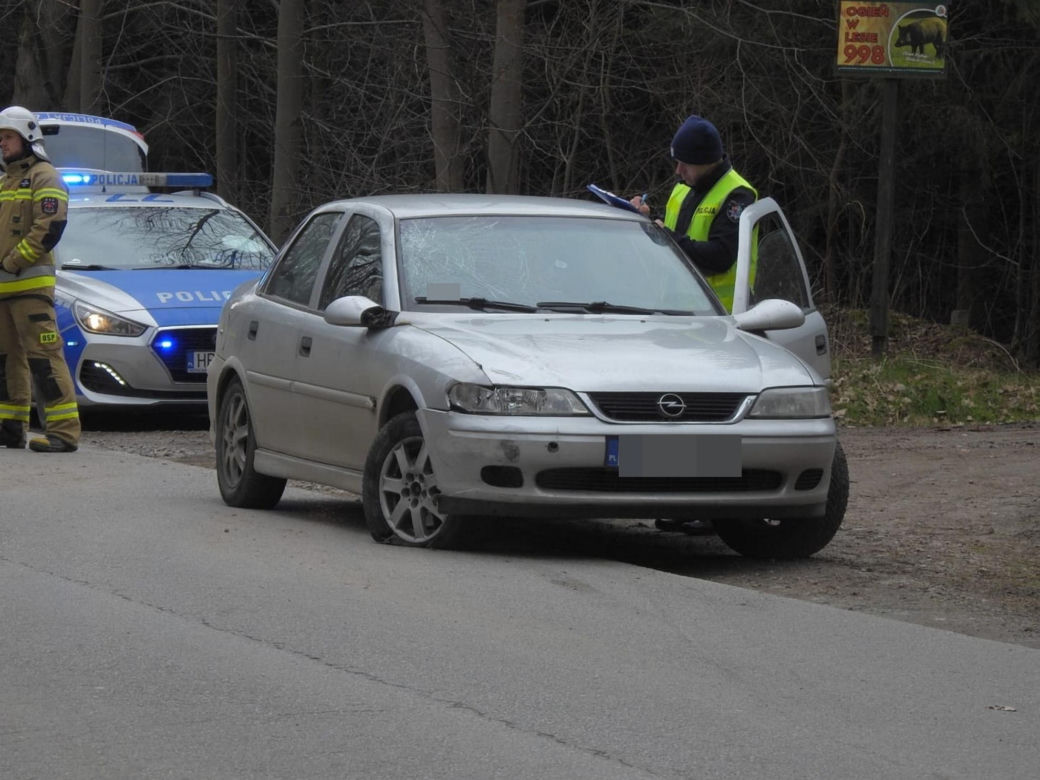 Potrącenie rowerzystki na prostej drodze. Pomimo reanimacji, kobieta zmarła