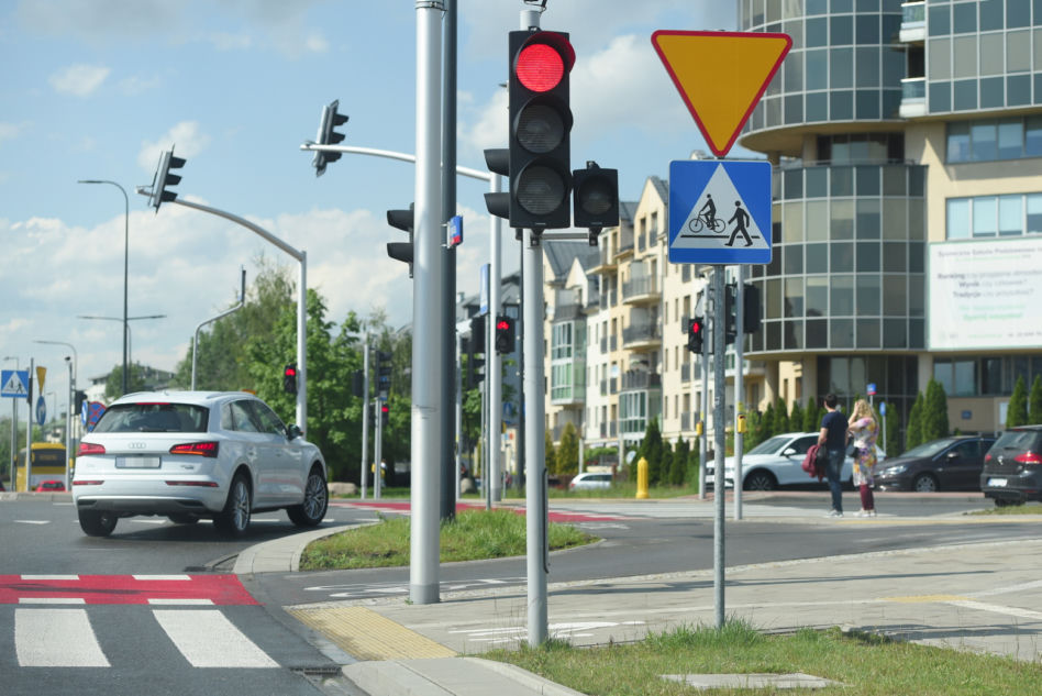 Kasi puszczają nerwy. Cichopek nie widzi jak łamie przepisy ruchu drogowego