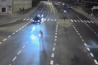 Olsztyn. Pijany mężczyzna jechał wężykiem ulicami miasta. Wszystko na oczach policji [WIDEO]