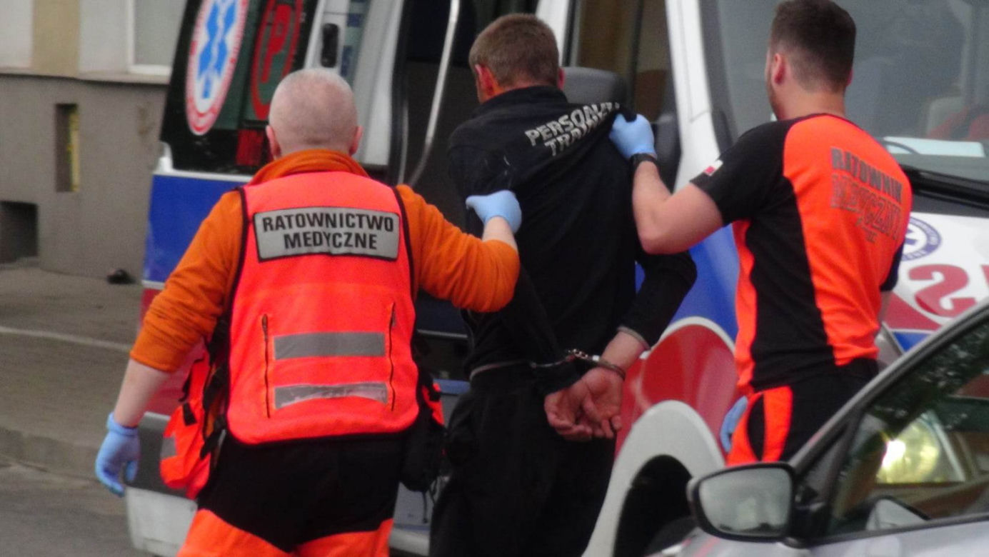 Pościg za kierowcą na Pradze, w ruch poszedł gaz. Policjant w karetce. Co tam się stało?!