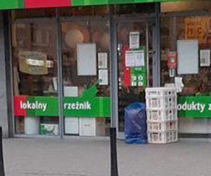 Niezabezpieczone pieczywo na chodnikach