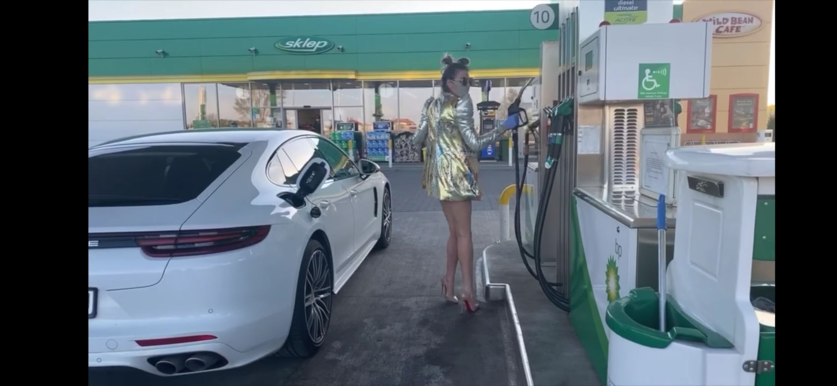Monika Goździalska tankuje Porsche i pokazuje pupę
