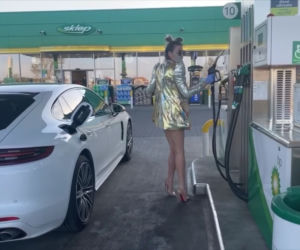 Monika Goździalska tankuje Porsche i pokazuje pupę