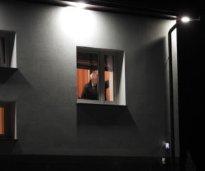 Mrozy ciało mężczyzny w domu