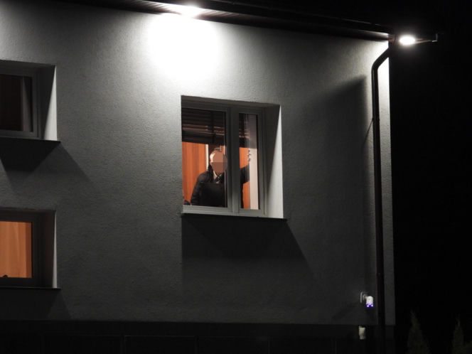 Mrozy ciało mężczyzny w domu