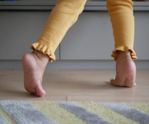 Dziecko chodzi na palcach. Tak sprawdzisz, czy to powód do niepokoju