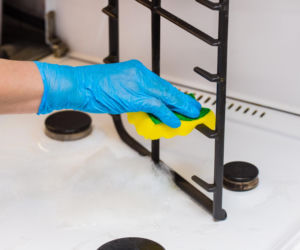 Wsyp 1 szklankę do wrzątku i zanurz brudny ruszt kuchenki. Lepka warstwa tłuszczu zniknie. Czyszczenie rusztu kuchenki gazowej