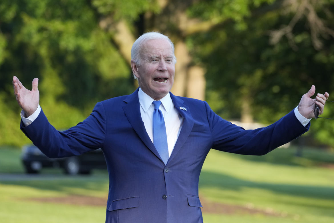 Joe Biden ciągle się przewraca! Takie były jego słynne upadki. Co się dzieje?