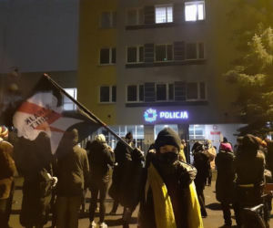 Strajk kobiet w Toruniu. Protest pod komendą policji. Tchórze, tchórze! 