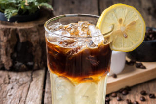 Espresso z lemoniadą podbija TikToka. Dwa składniki tworzą najbardziej zaskakującą kawę tego lata