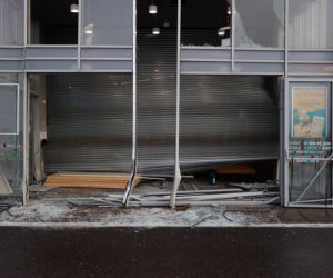 Gdańsk: Autem STARANOWALI drzwi galerii handlowej. OKRADLI jubilera i uciekli