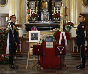 Monika Olejnik na pogrzebie senatora Piesiewicza. Towarzyszył jej ukochany