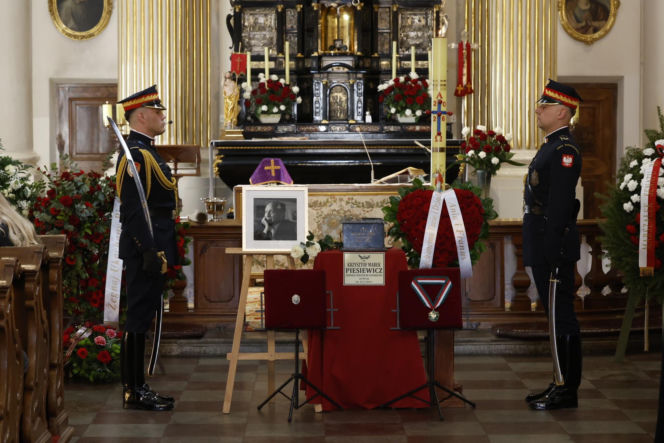 Monika Olejnik na pogrzebie senatora Piesiewicza. Towarzyszył jej ukochany
