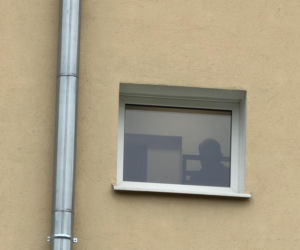 Zabarykadował się w łazience z nożem. Na warszawskiej Woli znaleziono ciało 67-letniej Ewy