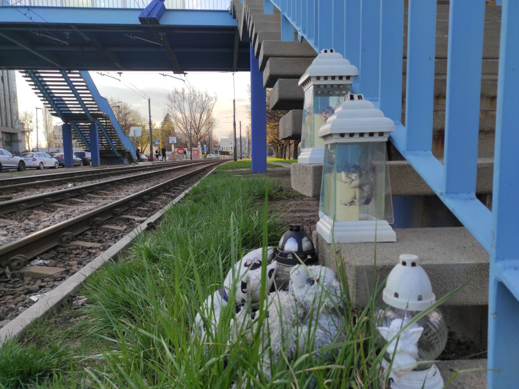 Białe aniołki przy torach. Tu pod tramwajem zginął czterolatek