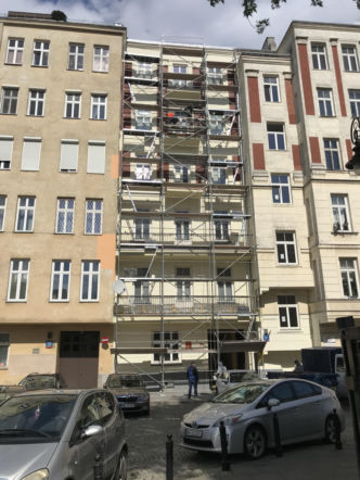 Renowacja balkonów pięciopiętrowej kamienicy przy ulicy Smolnej