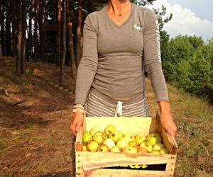 Kinga Rusin z jabłkami