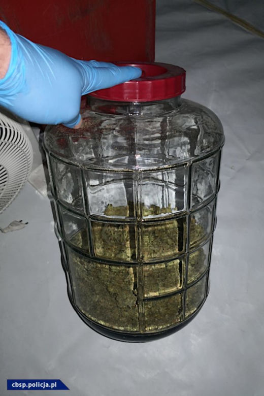 CBŚP rozbiło gang: zlikwidowało laboratoria, plantacje marihuany, skonfiskowało blisko 80 kg amfetaminy, przejęło nieruchomości, samochody, pieniądze.