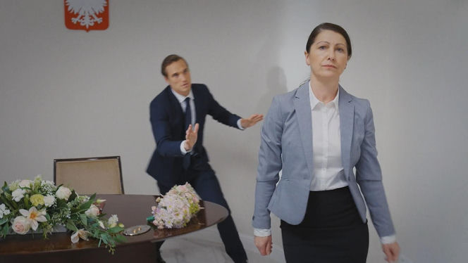 M jak miłość odc. 1890. Olek (Maurycy Popiel), urzędniczka (Katarzyna Traczyńska)