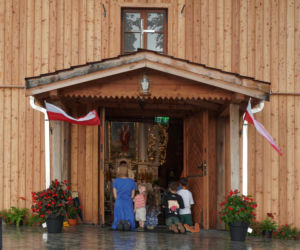 Pani Ewelina wierzy w cudowne uzdrowienie w niewielkim kościółku
