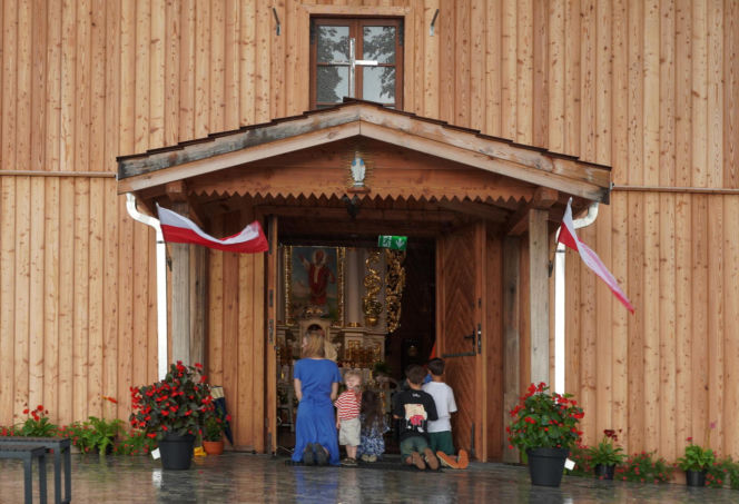 Pani Ewelina wierzy w cudowne uzdrowienie w niewielkim kościółku